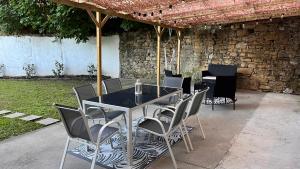 a table and chairs sitting under an umbrella at Jardín en el centro Catedral in Oviedo