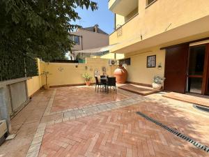 a patio with chairs and a table in a building at Inosim - Casa vacanze in Selargius