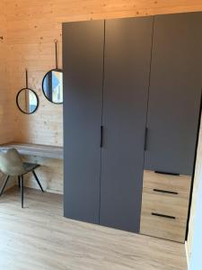 Habitación con armario con silla y escritorio. en Nassfeld Chalet A and B, en Rattendorf 30 fotos más