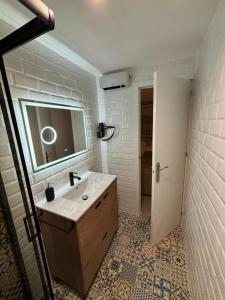 un bagno con lavandino e specchio di Loft Picasso Badajoz en Casco Histórico a Badajoz Altre 19 foto