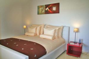 ein Schlafzimmer mit einem großen Bett mit zwei Lampen in der Unterkunft Birdcage Gay Men Resort and Lifestyle Hotel in Playa del Ingles + 37 Fotos