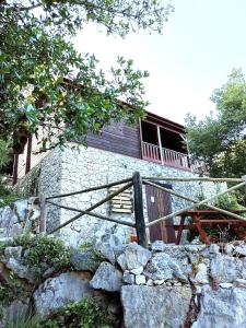 a stone building with a balcony on top of rocks at Quinta do Castelo, Casa de Campo de Pedra in Reguengo Grande