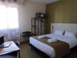 Voodi või voodid majutusasutuse Brit Hotel L'Arrivée Guingamp toas