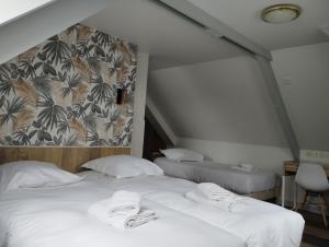 Voodi või voodid majutusasutuse Brit Hotel L'Arrivée Guingamp toas