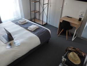Voodi või voodid majutusasutuse Brit Hotel L'Arrivée Guingamp toas
