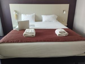 Voodi või voodid majutusasutuse Brit Hotel L'Arrivée Guingamp toas