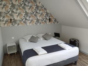Voodi või voodid majutusasutuse Brit Hotel L'Arrivée Guingamp toas +37 fotot
