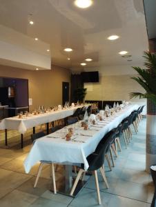 Restoran või mõni muu söögikoht majutusasutuses Brit Hotel L'Arrivée Guingamp