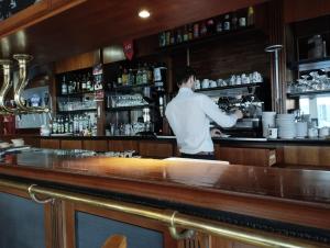 Sohvabaar või baar majutusasutuses Brit Hotel L'Arrivée Guingamp