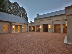 un gran edificio con entrada de ladrillo en Chateau Crystal, en Dullstroom 11 fotos más