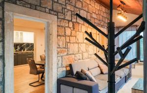 Χώρος καθιστικού στο Cozy Home In Postira With Wifi