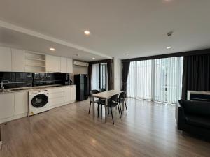 Una cocina con una mesa y sillas en una habitación. en rizin Pattaya, en Pattaya South