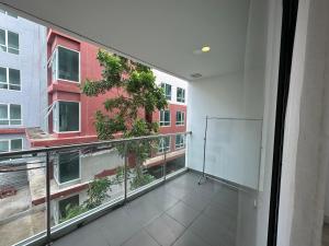 una vista de un balcón de un edificio en rizin Pattaya, en Pattaya South
