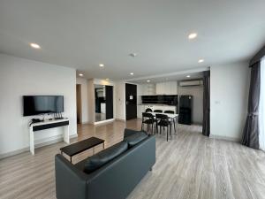 una sala de estar con un sofá y una mesa en rizin Pattaya, en Pattaya South