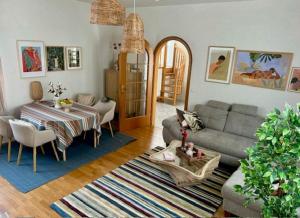 a living room with a couch and a table at Residenz zu Caub - Blücher-Suite in Kaub