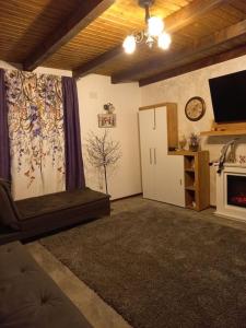 Η κουζίνα ή μικρή κουζίνα στο Cabană în mijlocul naturii