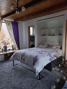 Ένα ή περισσότερα κρεβάτια σε δωμάτιο στο Cabană în mijlocul naturii