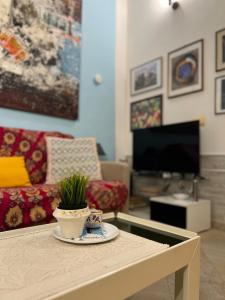 un soggiorno con un tavolo e un divano di Monolocale Castello Cagliari centro storico a Cagliari