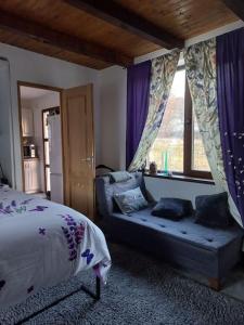 Ένα ή περισσότερα κρεβάτια σε δωμάτιο στο Cabană în mijlocul naturii