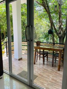 Balkón nebo terasa v ubytování Dhanudi Homestay + 37 fotografií