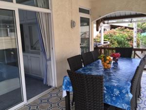 een tafel met een vaas met fruit op een balkon bij Studio Manguillier in Trou dʼ Eau Douce