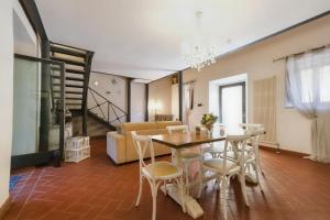 Posezení v ubytování Castellare Loft appartamento in collina a Firenze