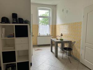 a dining room with a table and a window at Ferienwohnung und Pension Knabbe in Loxstedt