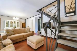 Posezení v ubytování Castellare Loft appartamento in collina a Firenze