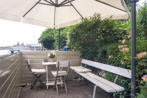 Bed and breakfast private accommodation at Amsterdam Houseboat的阳台或露台