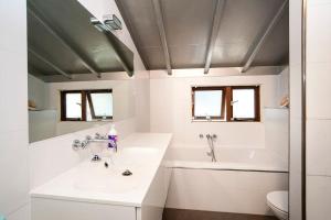 阿姆斯特丹Bed and breakfast private accommodation at Amsterdam Houseboat的带水槽、浴缸和马桶的浴室