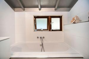 Bed and breakfast private accommodation at Amsterdam Houseboat的一间浴室