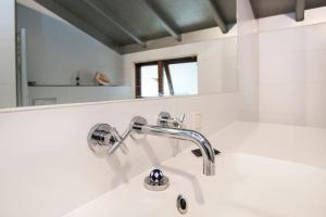 Bed and breakfast private accommodation at Amsterdam Houseboat的一间浴室