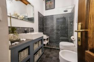 Koupelna v ubytování Castellare Loft appartamento in collina a Firenze + 26 fotografií