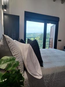 A bed or beds in a room at Apartamentos El Llanin