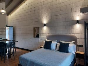 A bed or beds in a room at Apartamentos El Llanin