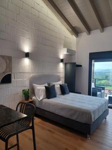 A bed or beds in a room at Apartamentos El Llanin