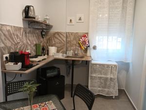 cocina con escritorio con fregadero y ventana en GRAMAFA HOUSES NITTA 2, en Catania