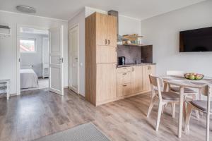a kitchen and dining room with a table and chairs at Bella Jūrmala ApartHotel in Jūrmala