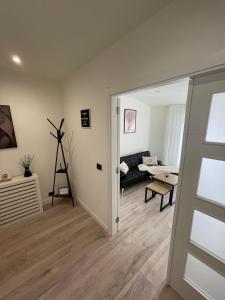 una sala de estar con una puerta que da a una sala de estar. en Hogar Ribeiriña Ribeira, en Ribeira