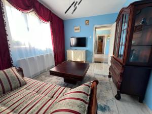 una camera con letto, tavolo e TV di La Corte Delle Rose UB a Ub