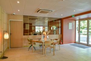 Kuchyň nebo kuchyňský kout v ubytování BHOMA Bourges - Hôtel