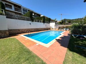 滨海托萨Tossa beach house的房子后院的游泳池