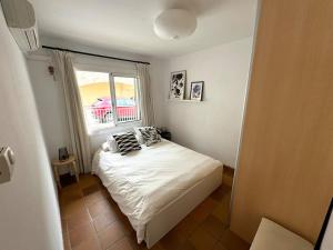 Postel nebo postele na pokoji v ubytování Tossa beach house + 7 fotografií