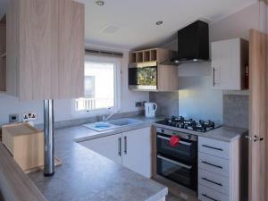 Gallery image of Pinewoods Park Style no.1 sleeps 8 – dog friendly in Wells next the Sea