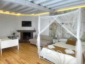TV a/nebo společenská místnost v ubytování Casa Jardín El Colmenar
