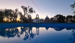 Πισίνα στο ή κοντά στο Trullo Serenità Retreat with relaxing pool area