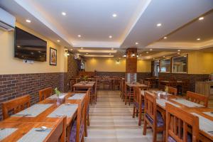 Un restaurante u otro lugar para comer en Hotel Hidden Kingdom