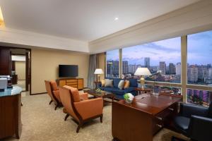 Uma TV ou centro de entretenimento em Shangri-La Chengdu