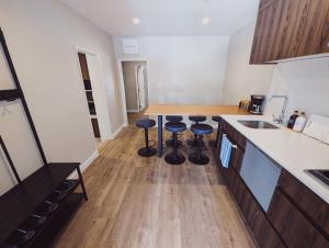 Η κουζίνα ή μικρή κουζίνα στο Suite 04 @ Vega Suites, Echoland +5 φωτογραφίες