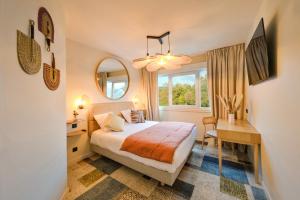 Postel nebo postele na pokoji v ubytování BHOMA Bourges - Hôtel